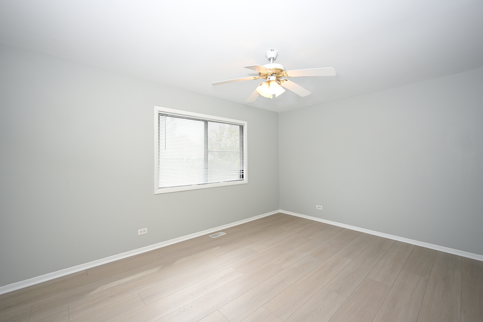 2S723 Winchester Circle #4, Warrenville, IL 60555
