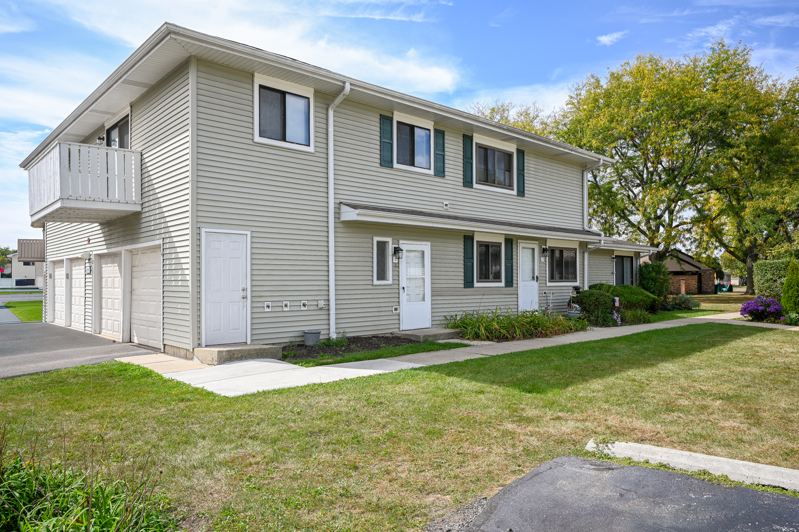 2S723 Winchester Circle #4, Warrenville, IL 60555