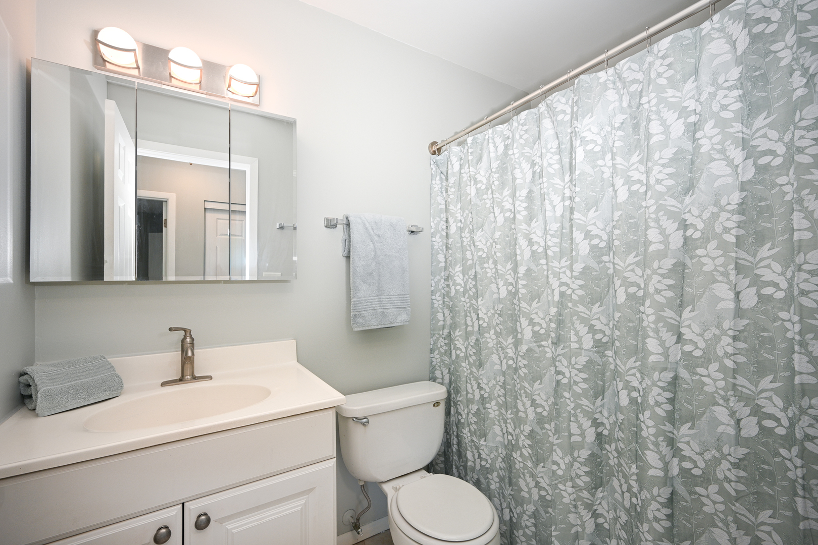 2S723 Winchester Circle #4, Warrenville, IL 60555