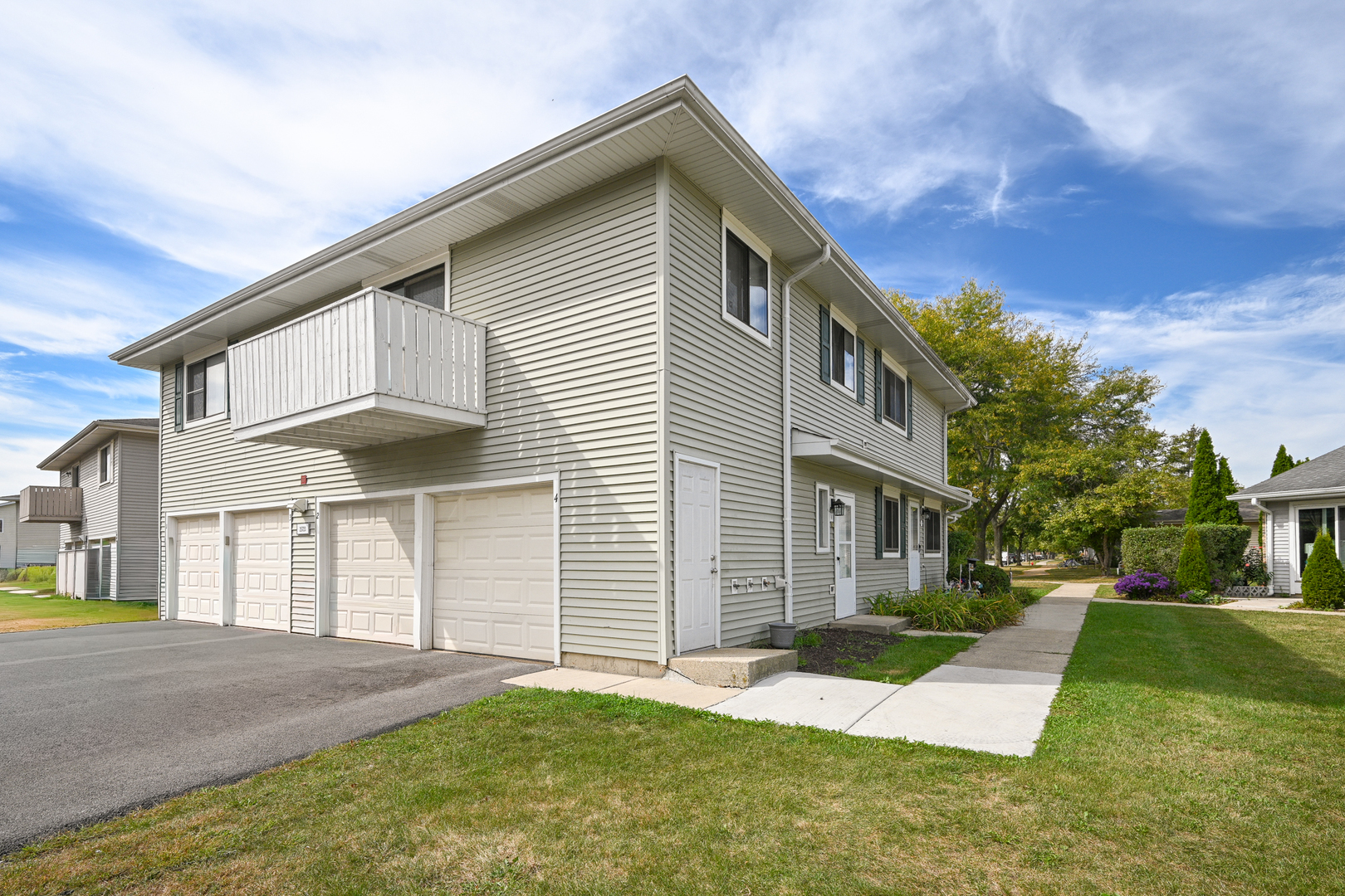 2S723 Winchester Circle #4, Warrenville, IL 60555