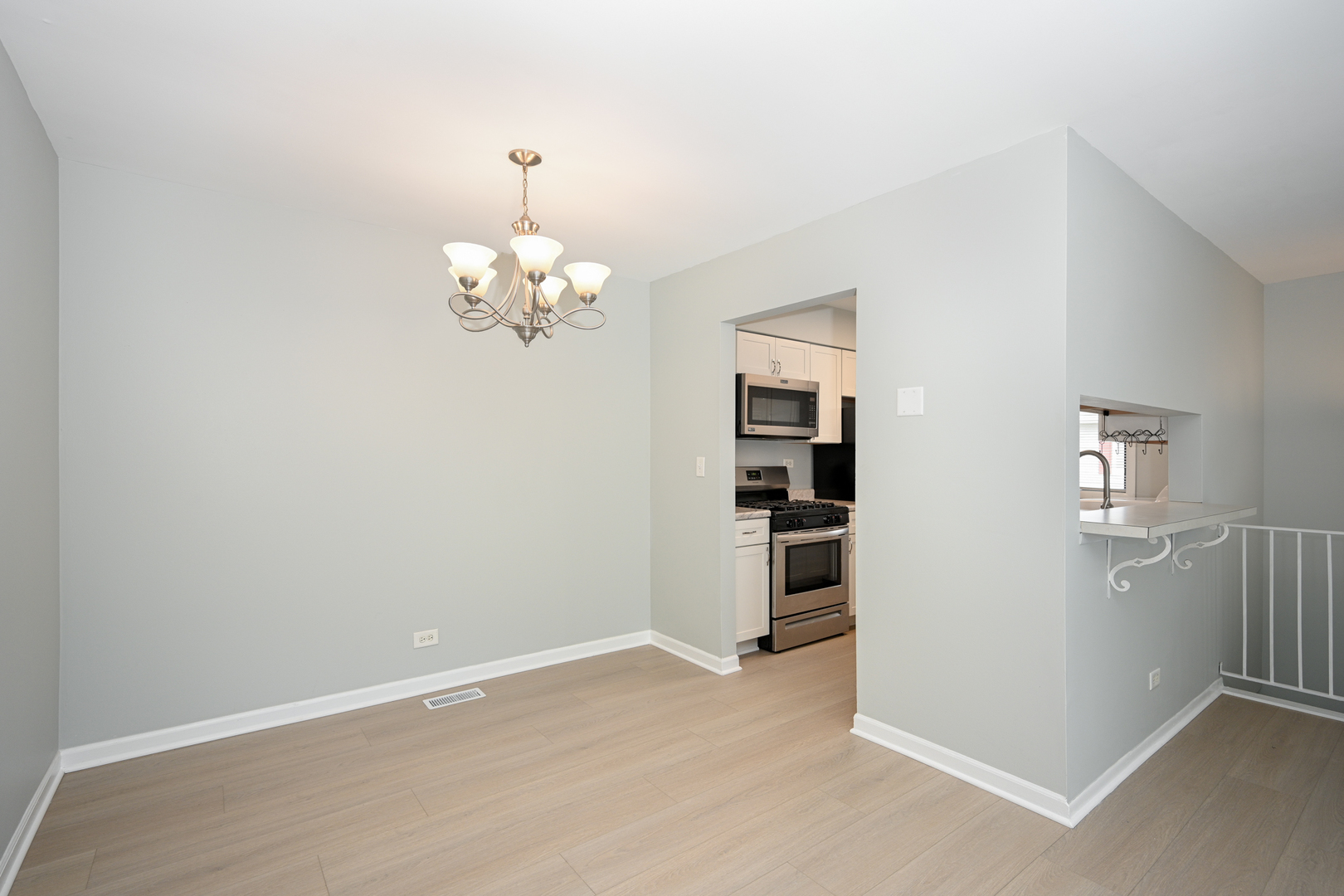 2S723 Winchester Circle #4, Warrenville, IL 60555
