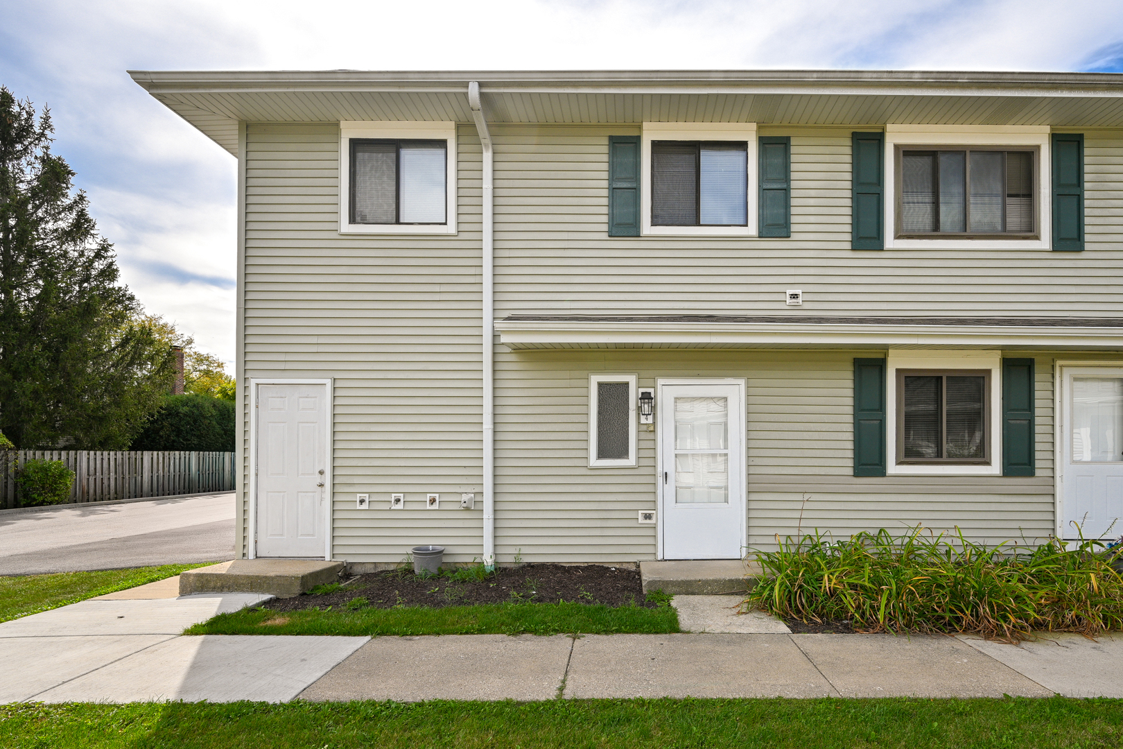 2S723 Winchester Circle #4, Warrenville, IL 60555