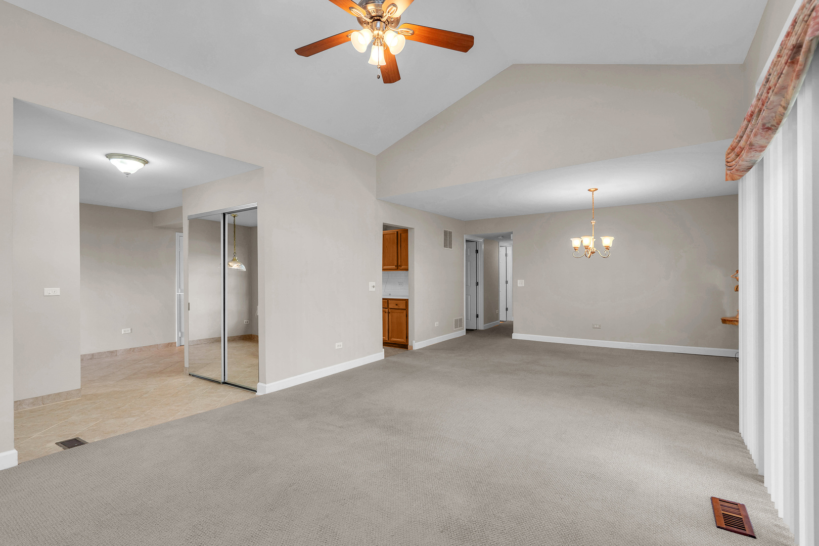 330 Ashford Circle #4, Bartlett, IL 60103