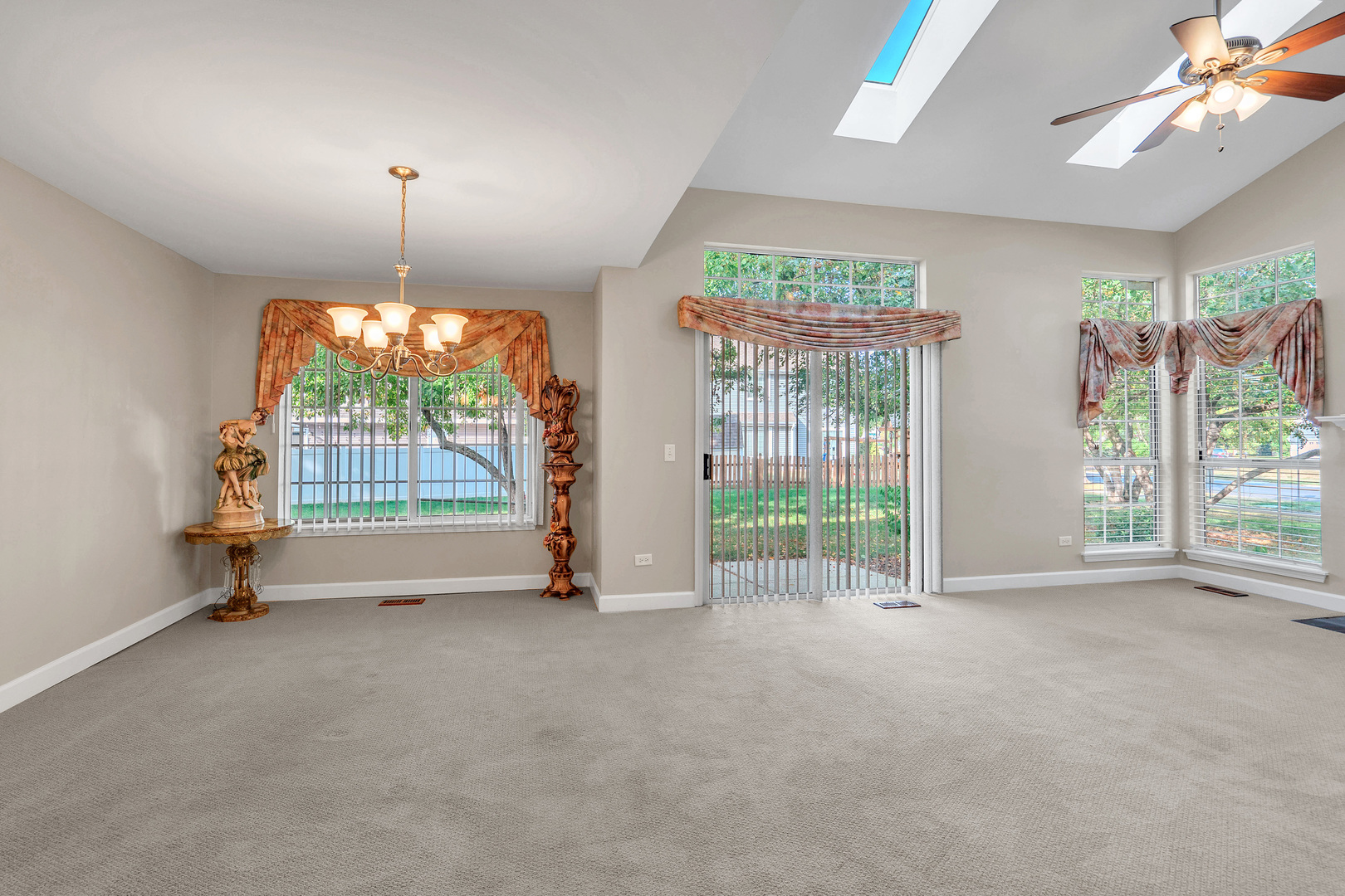 330 Ashford Circle #4, Bartlett, IL 60103