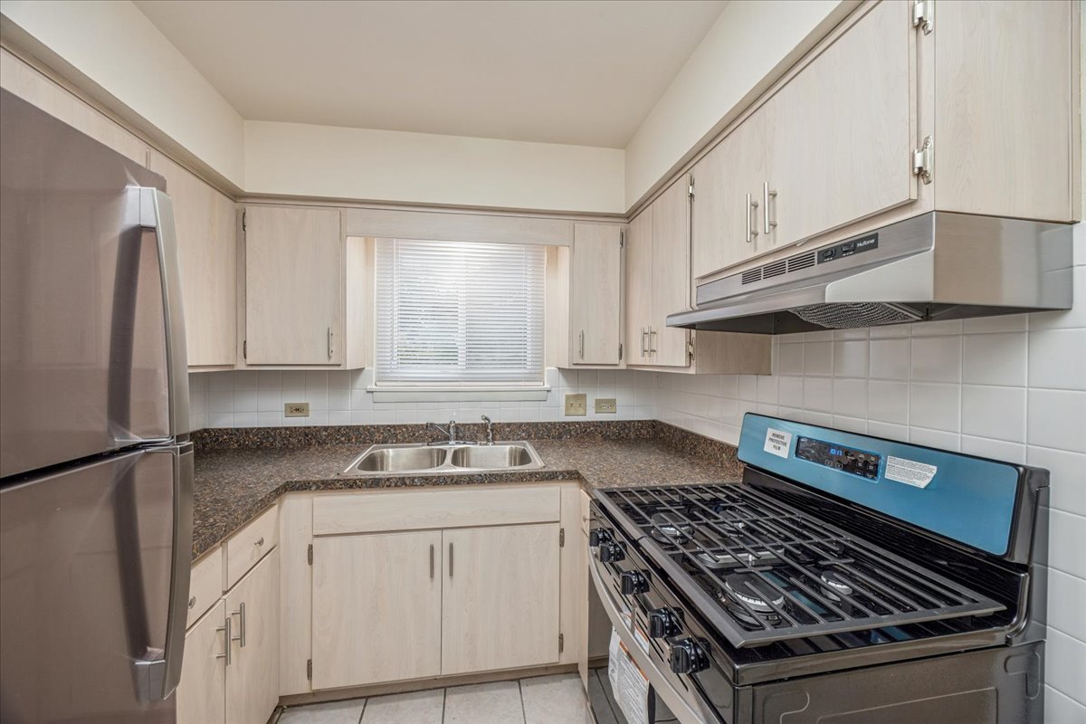 9821 S Cicero Avenue #8, Oak Lawn, IL 60453