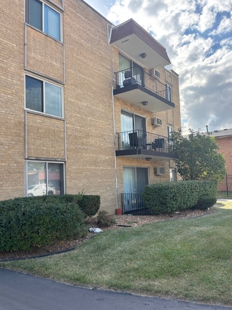 9821 S Cicero Avenue #8, Oak Lawn, IL 60453