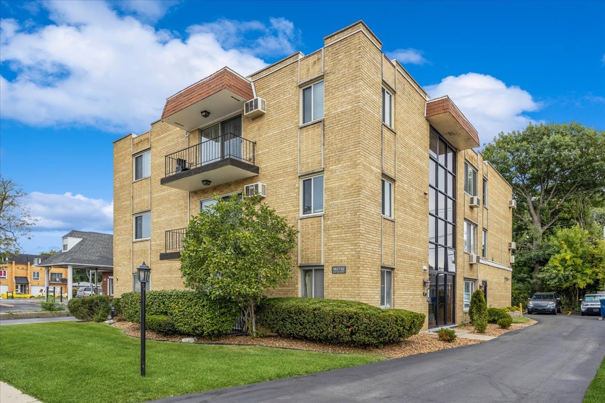 9821 S Cicero Avenue #8, Oak Lawn, IL 60453