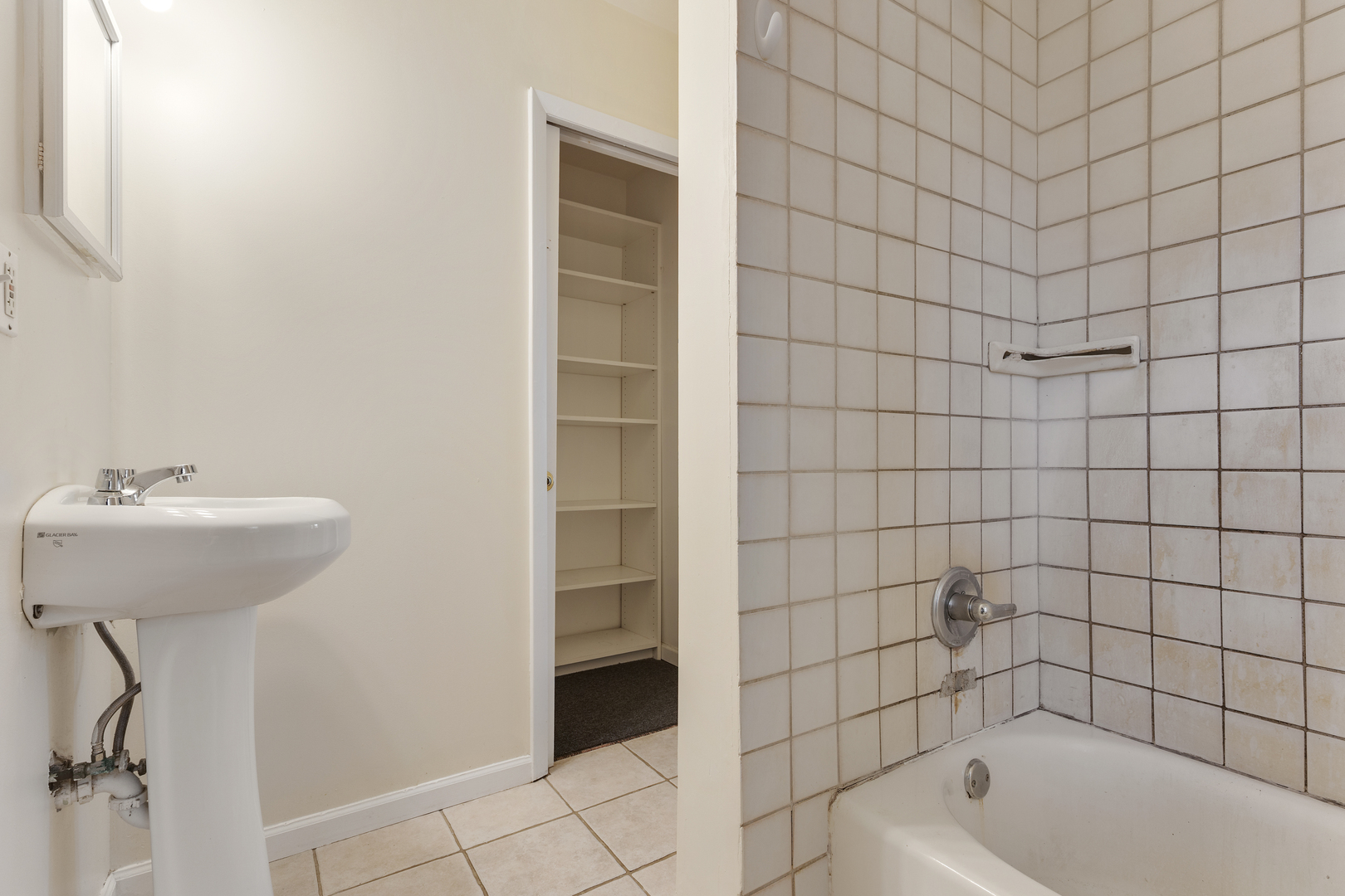 652 Hartford Avenue, Aurora, IL 60506