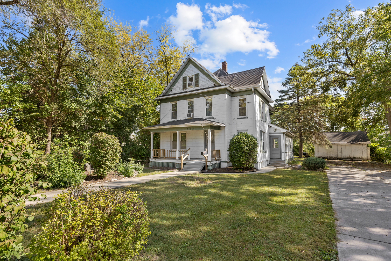 652 Hartford Avenue, Aurora, IL 60506