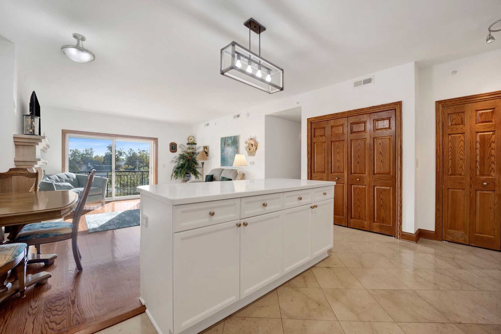 145 S York Street #322, Elmhurst, IL 60126