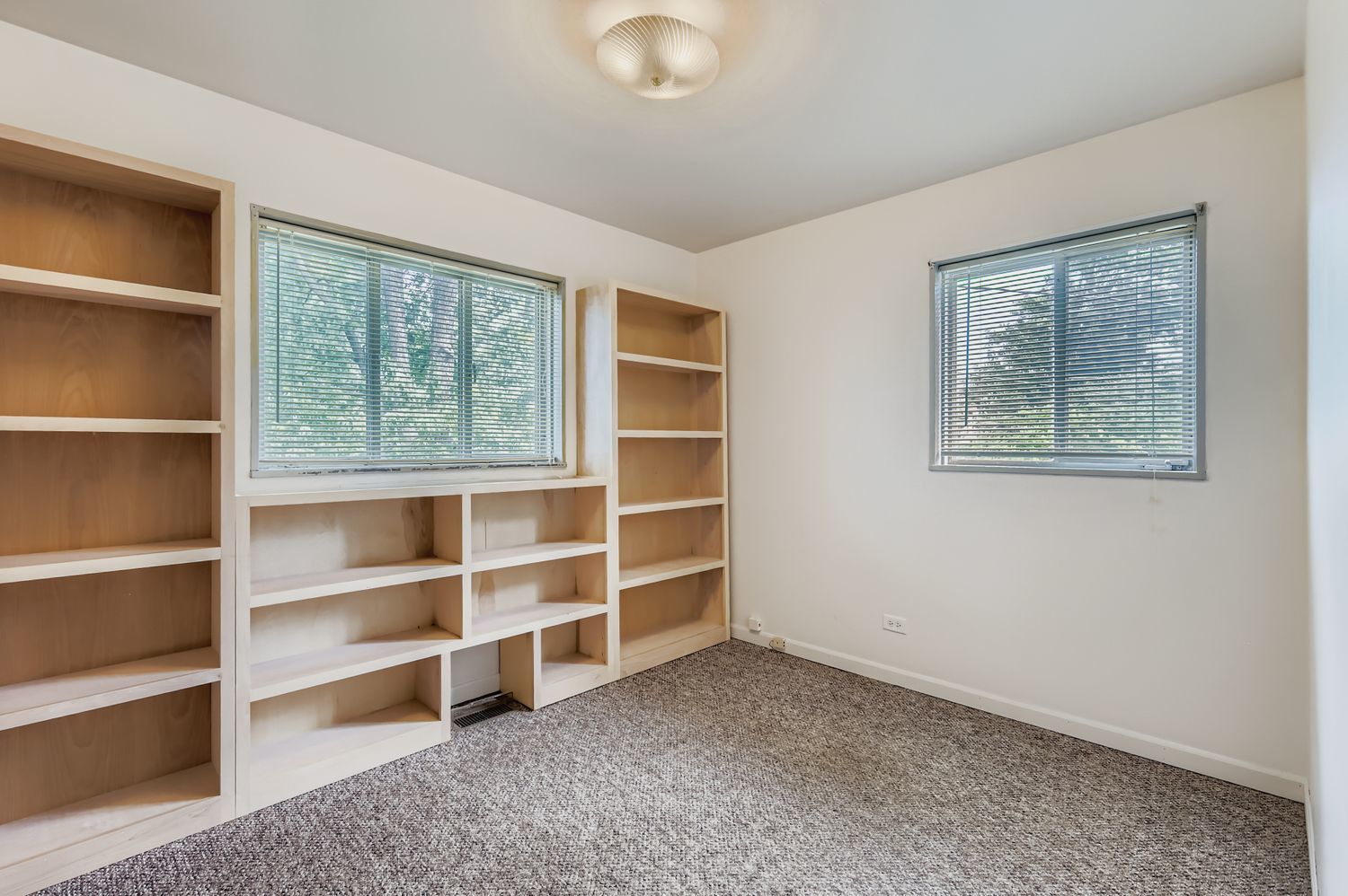 739 N 2nd Avenue, Villa Park, IL 60181