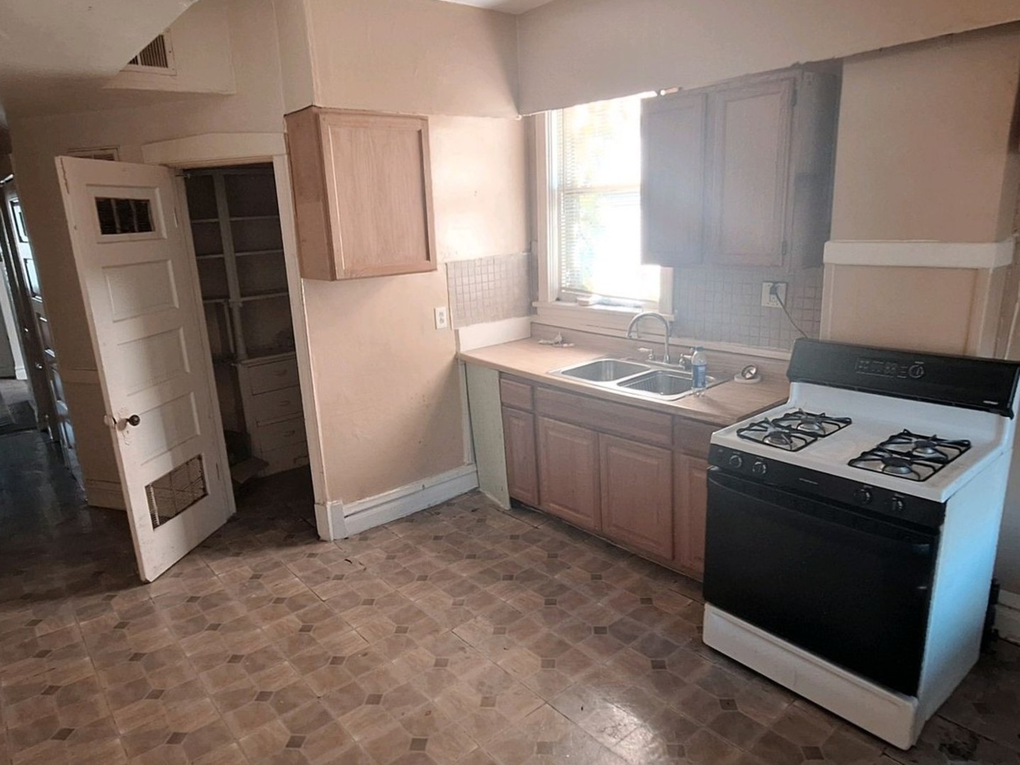 4432 W Maypole Avenue, Chicago, IL 60624