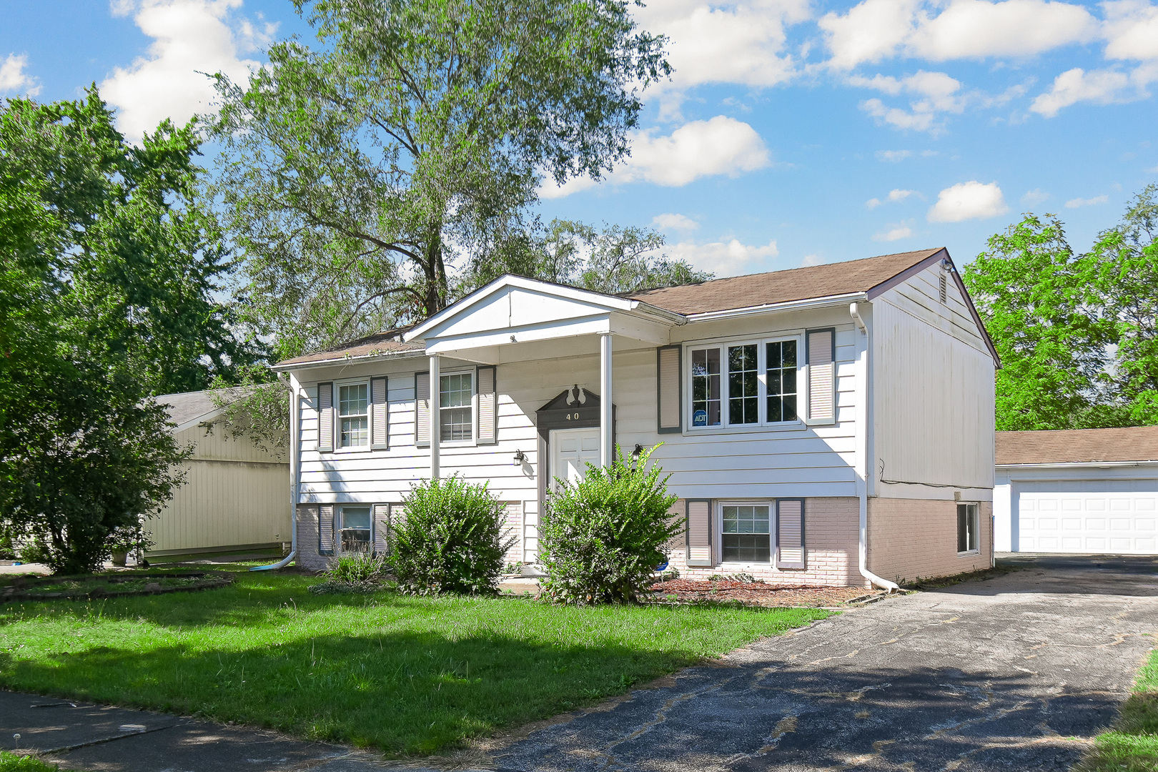 40 N Elm Lane, Glenwood, IL 60425