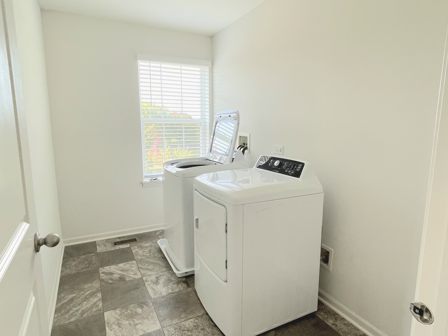 71 Windstone Drive, North Aurora, IL 60542