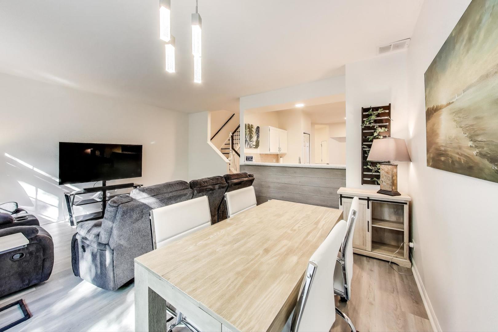 8315 Sierra Woods Lane, Carpentersville, IL 60110