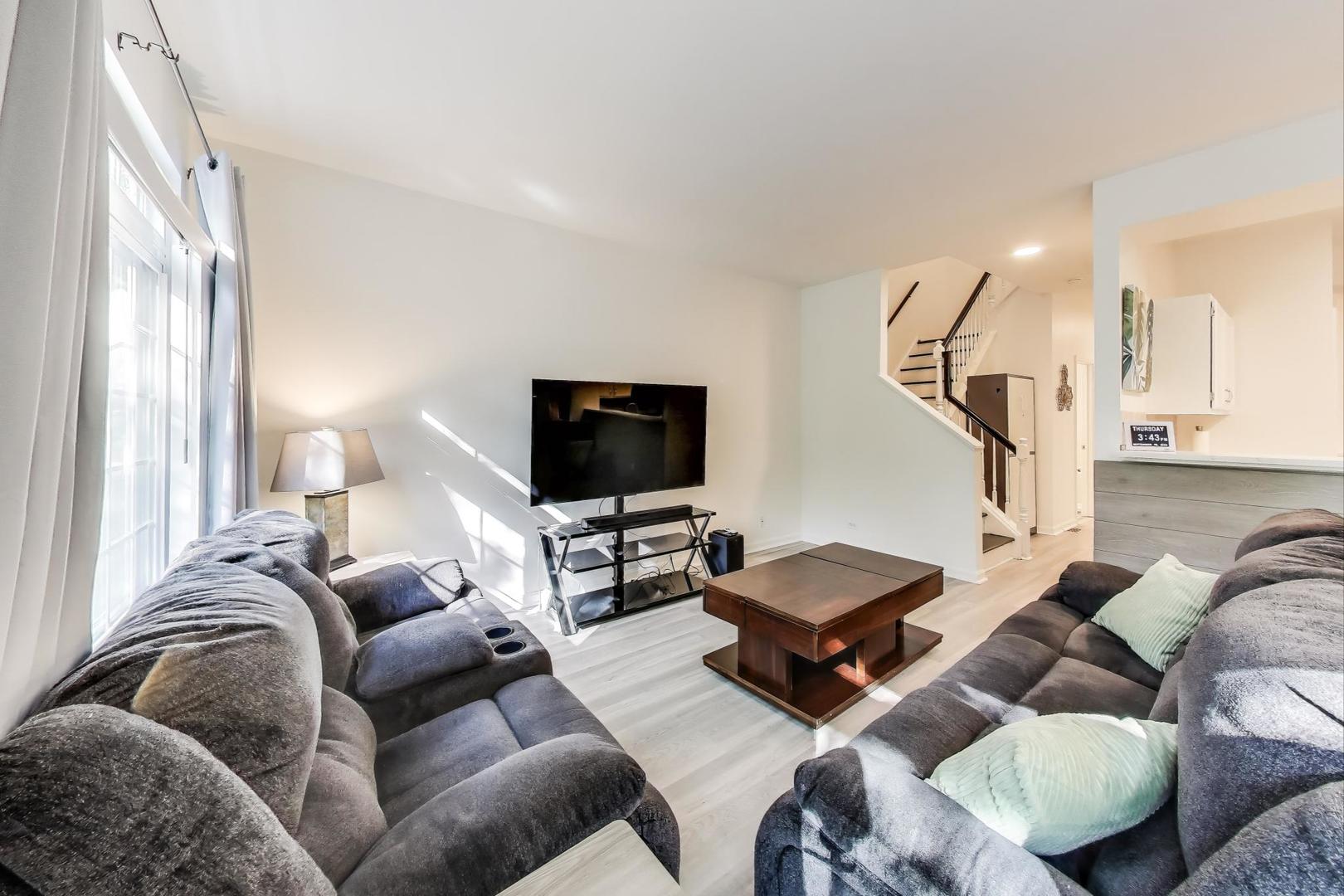 8315 Sierra Woods Lane, Carpentersville, IL 60110