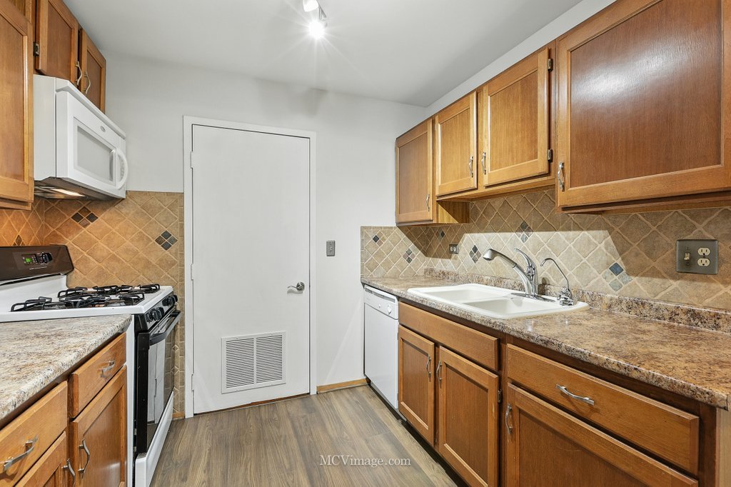 2486 Brunswick Circle #A2, Woodridge, IL 60517