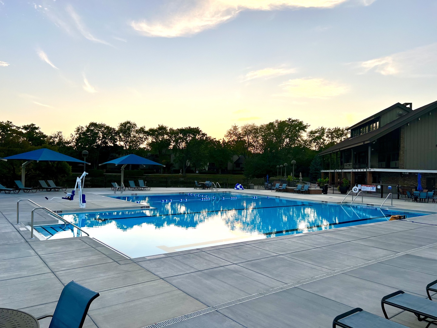 77 Lake Hinsdale Drive #103, Willowbrook, IL 60527