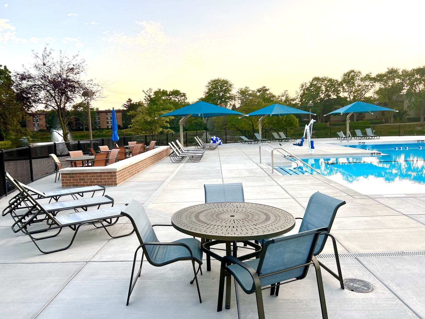 77 Lake Hinsdale Drive #103, Willowbrook, IL 60527