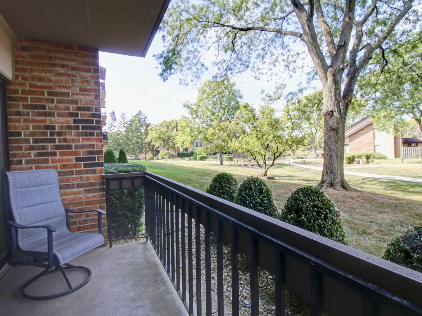 77 Lake Hinsdale Drive #103, Willowbrook, IL 60527