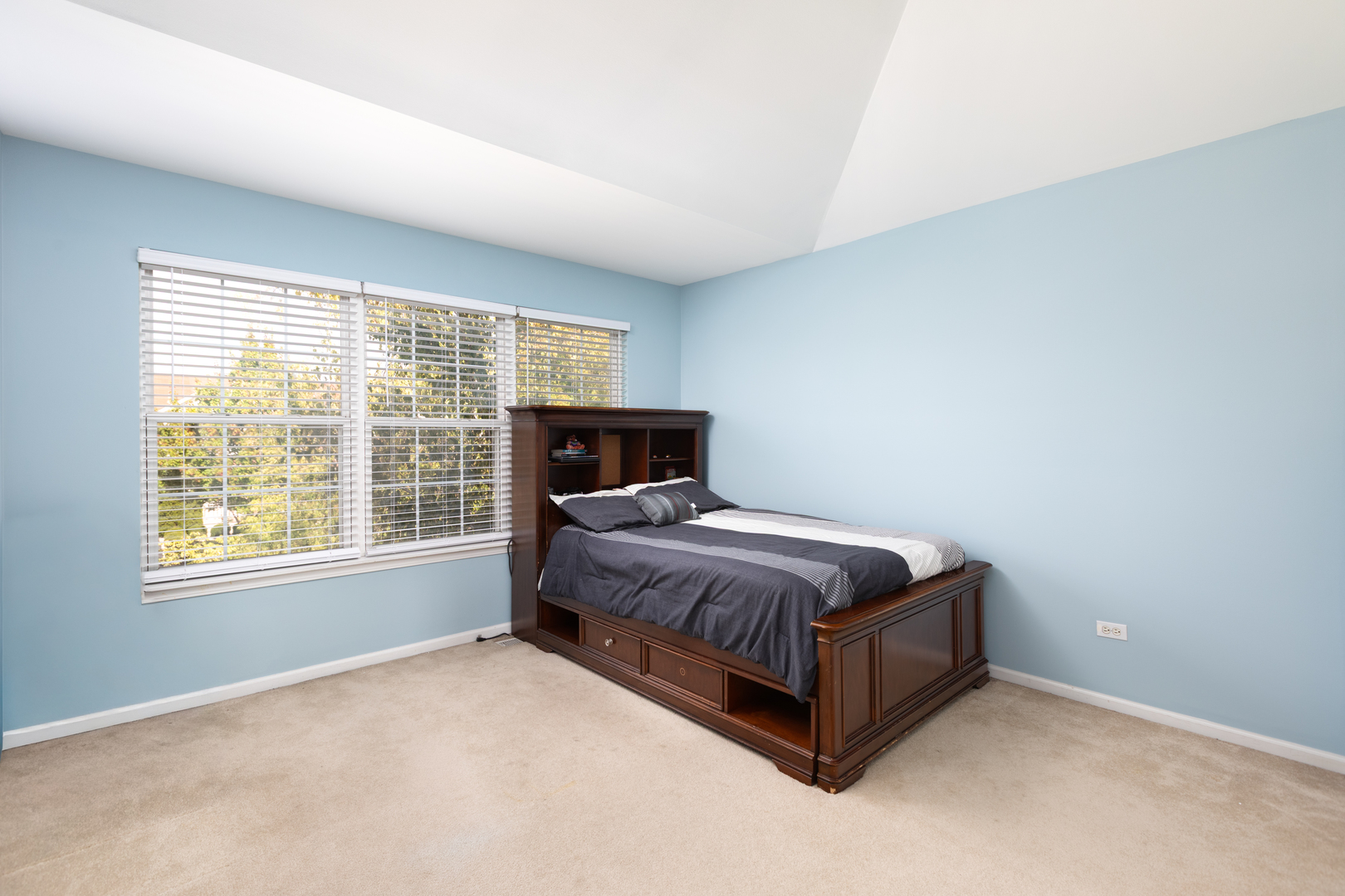 2151 KEMMERER Lane, Bolingbrook, IL 60490