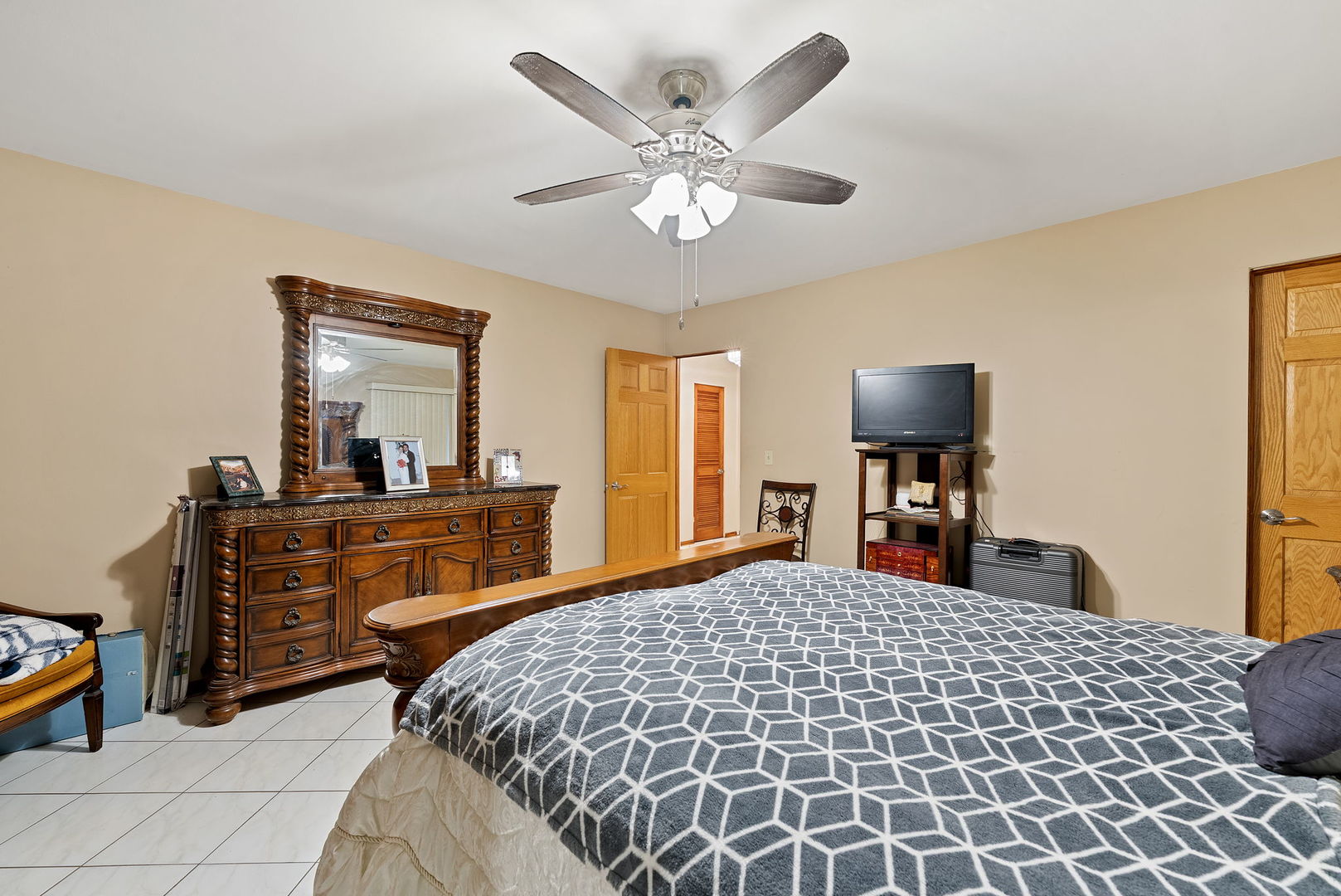 8729 W Summerdale Avenue, Chicago, IL 60656