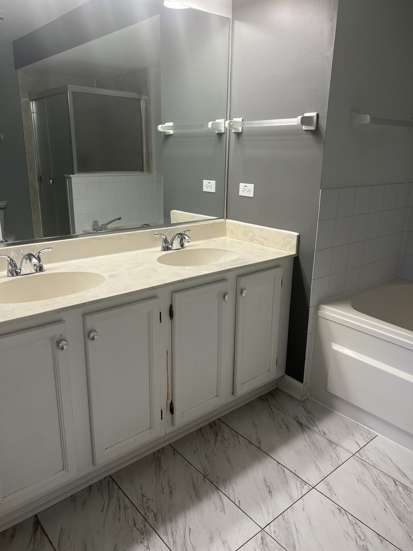 945 Huntington Drive #945, Elk Grove Village, IL 60007