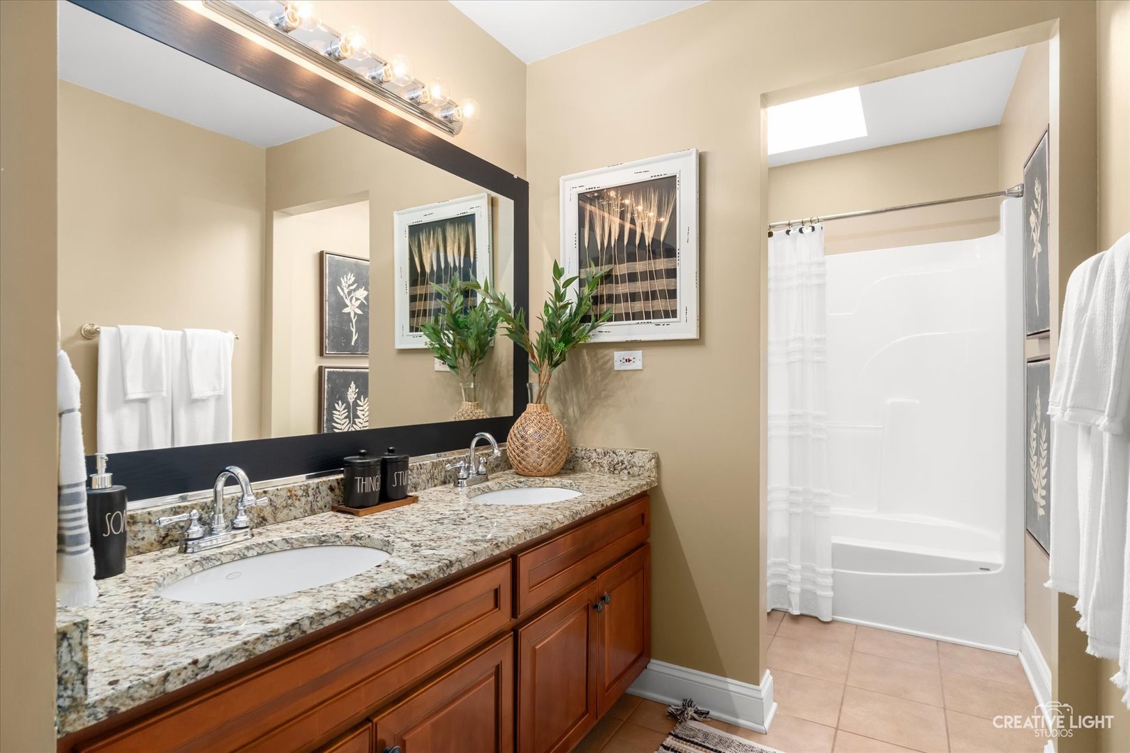 982 Jennifer Court, Sugar Grove, IL 60554