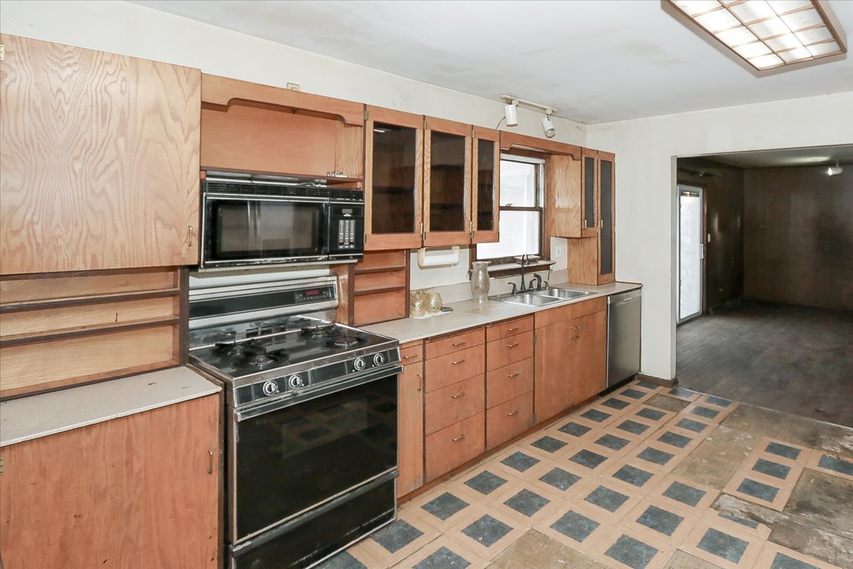 1326 Summit Drive, Schaumburg, IL 60193