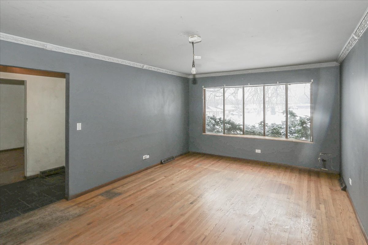 1326 Summit Drive, Schaumburg, IL 60193