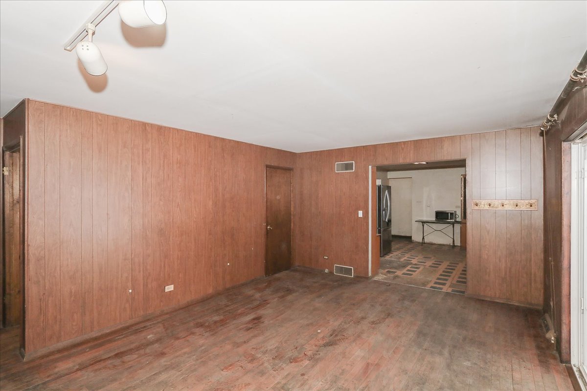 1326 Summit Drive, Schaumburg, IL 60193