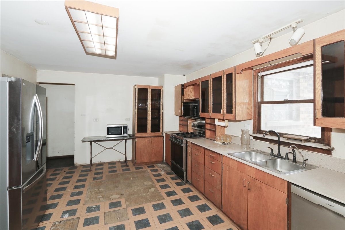 1326 Summit Drive, Schaumburg, IL 60193