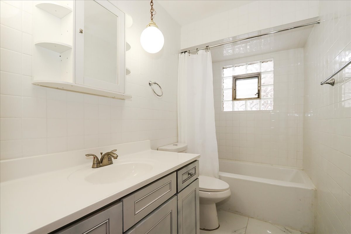 1326 Summit Drive, Schaumburg, IL 60193