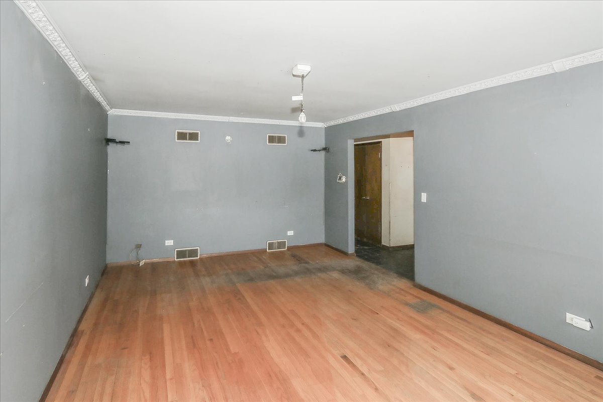 1326 Summit Drive, Schaumburg, IL 60193