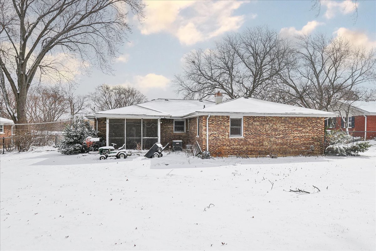 1326 Summit Drive, Schaumburg, IL 60193