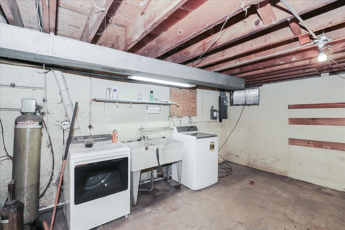 1326 Summit Drive, Schaumburg, IL 60193