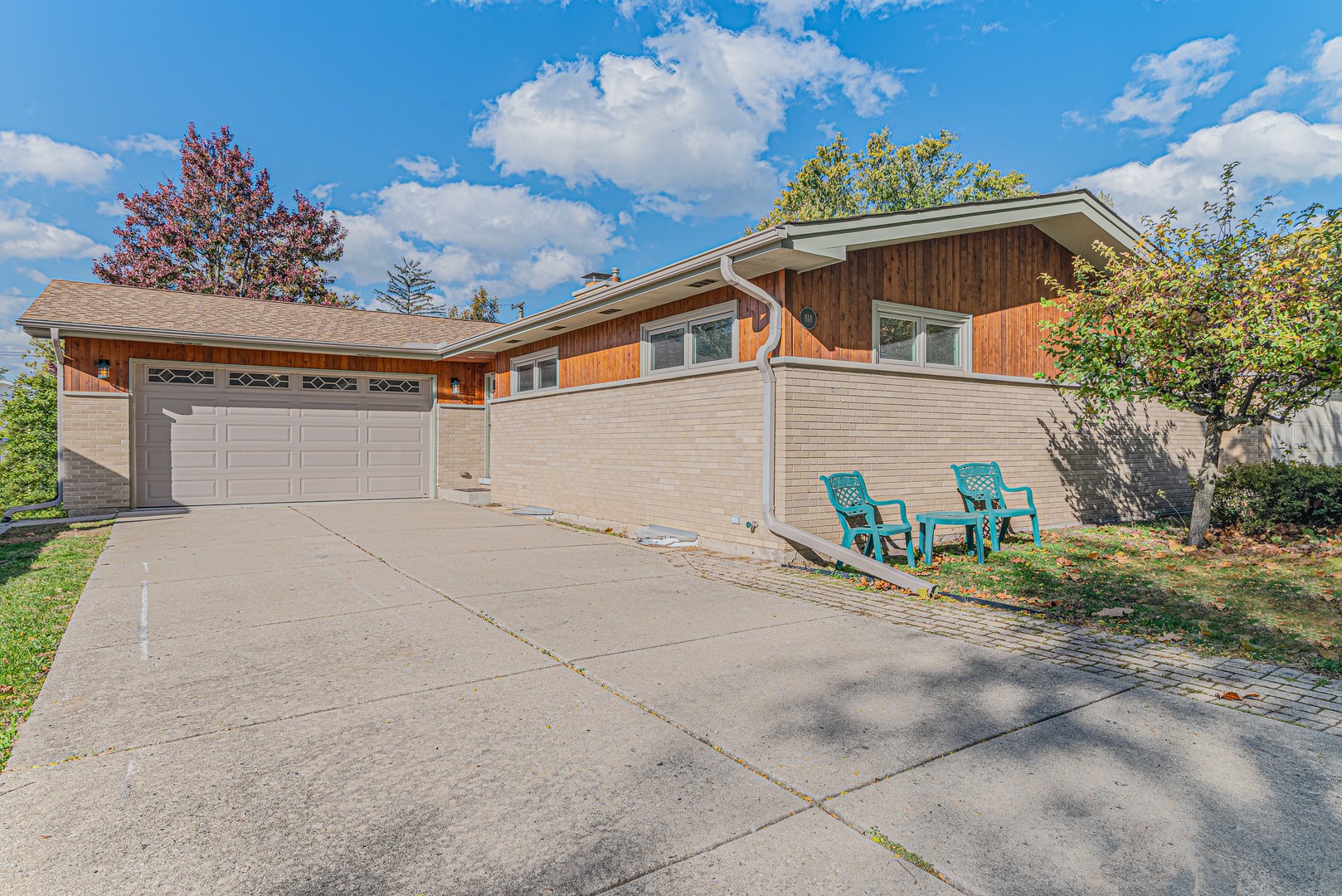 818 S Villa Avenue, Villa Park, IL 60181