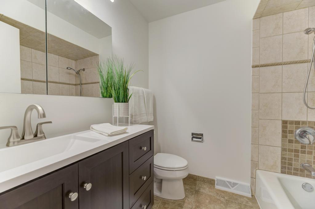 8S141 Grant Street, Darien, IL 60561