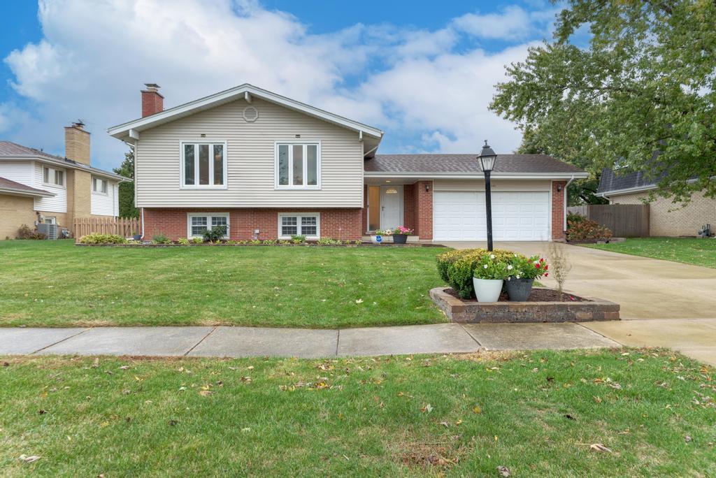 8S141 Grant Street, Darien, IL 60561