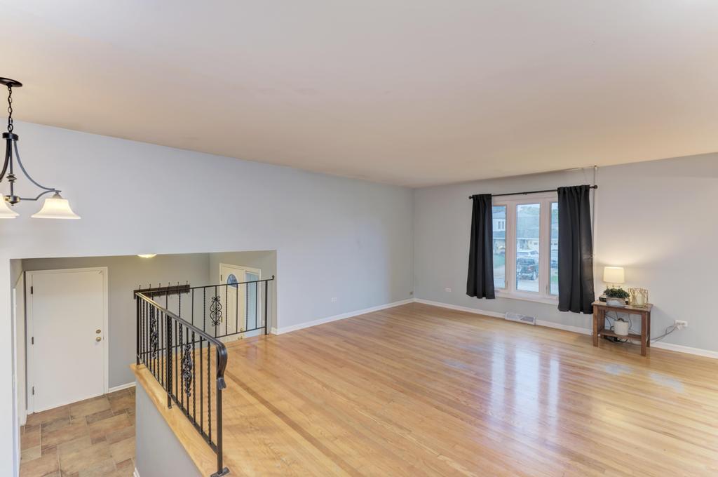 8S141 Grant Street, Darien, IL 60561