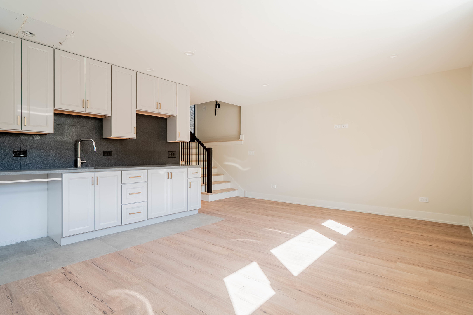 5254 W Newport Avenue, Chicago, IL 60641