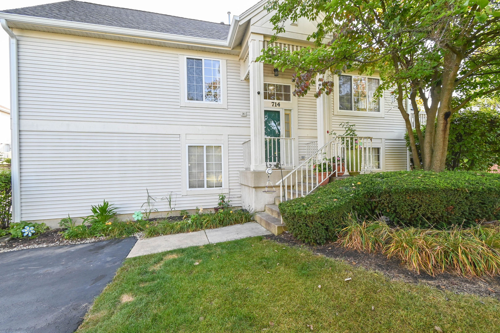714 S Rosehall Lane, Round Lake, IL 60073