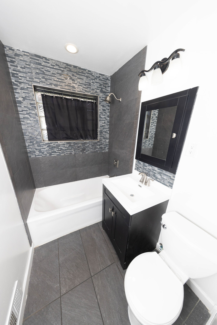 2718 S East Avenue, Berwyn, IL 60402