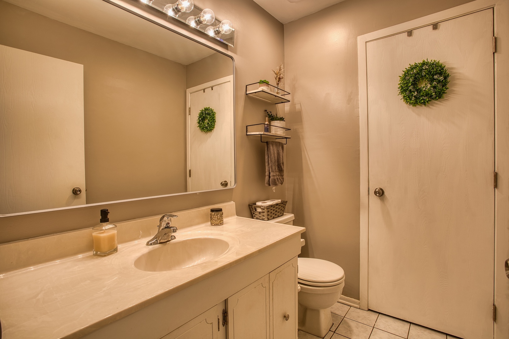 7070 Newport Drive #203, Woodridge, IL 60517