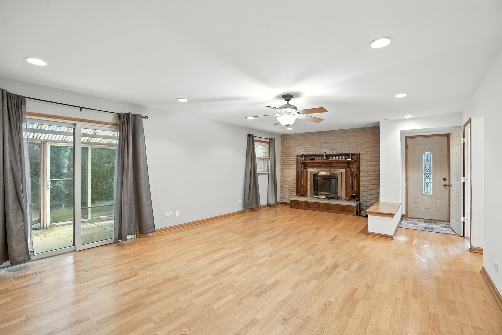 10025 S 86th Court, Palos Hills, IL 60465