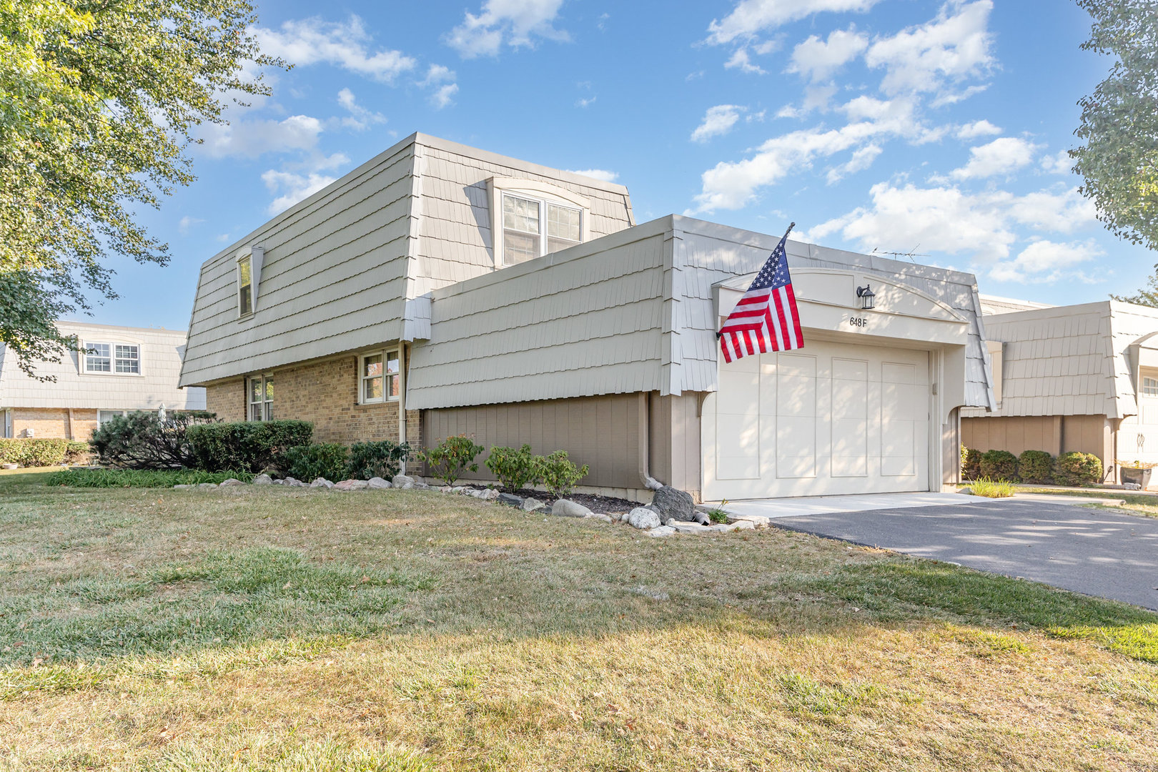 648 Dauphine Court #F, Elk Grove Village, IL 60007