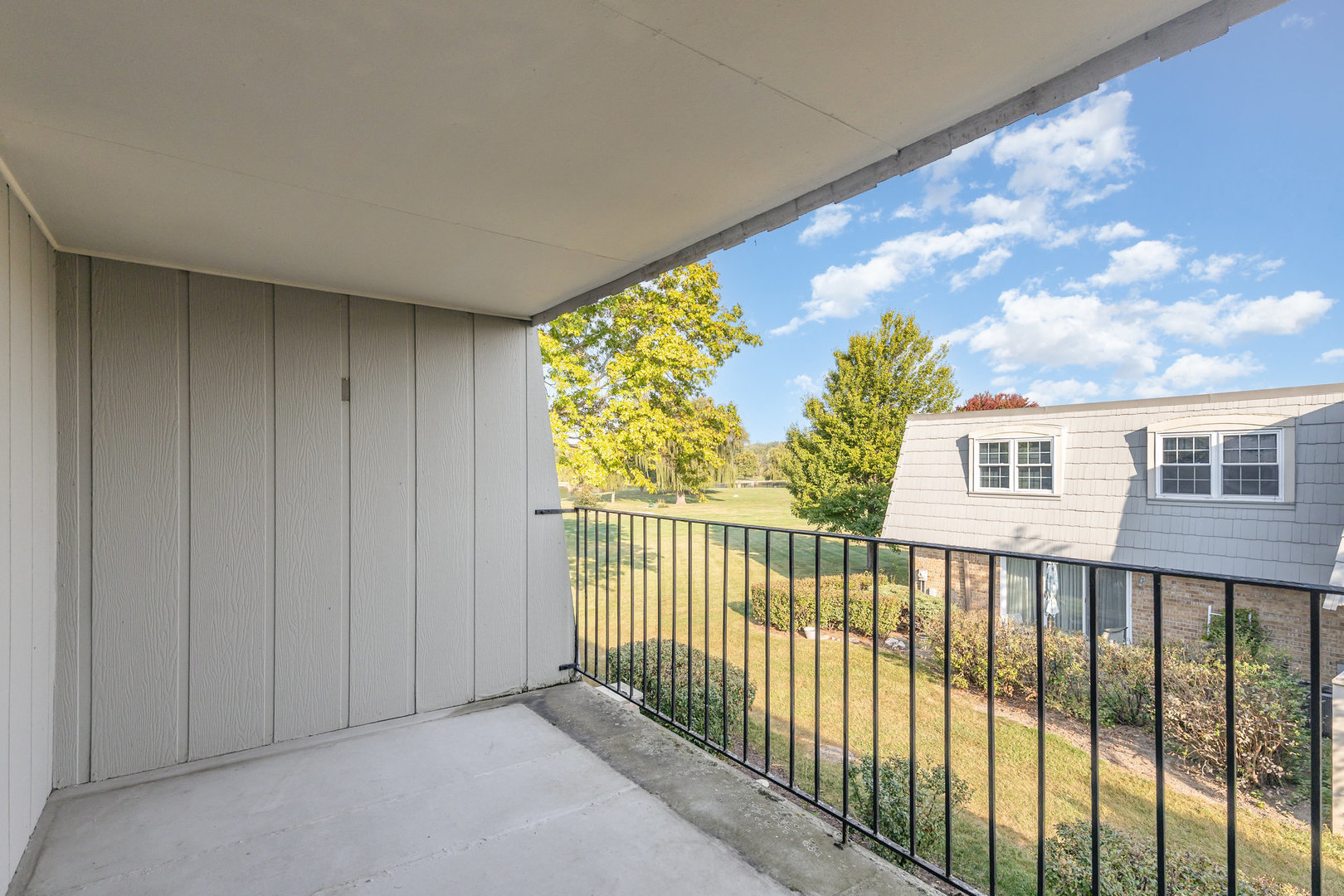 648 Dauphine Court #F, Elk Grove Village, IL 60007