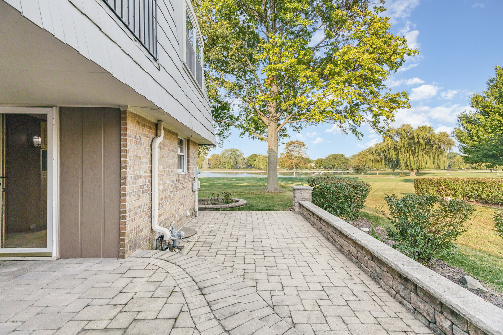 648 Dauphine Court #F, Elk Grove Village, IL 60007