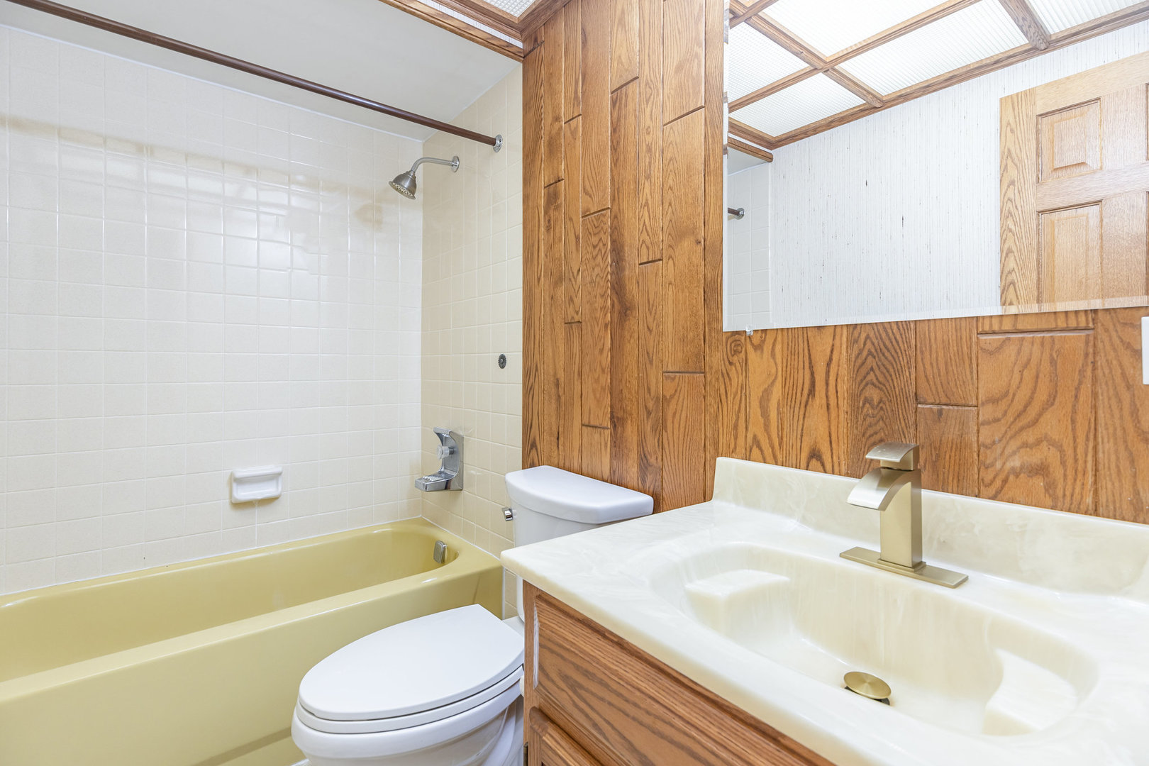 648 Dauphine Court #F, Elk Grove Village, IL 60007