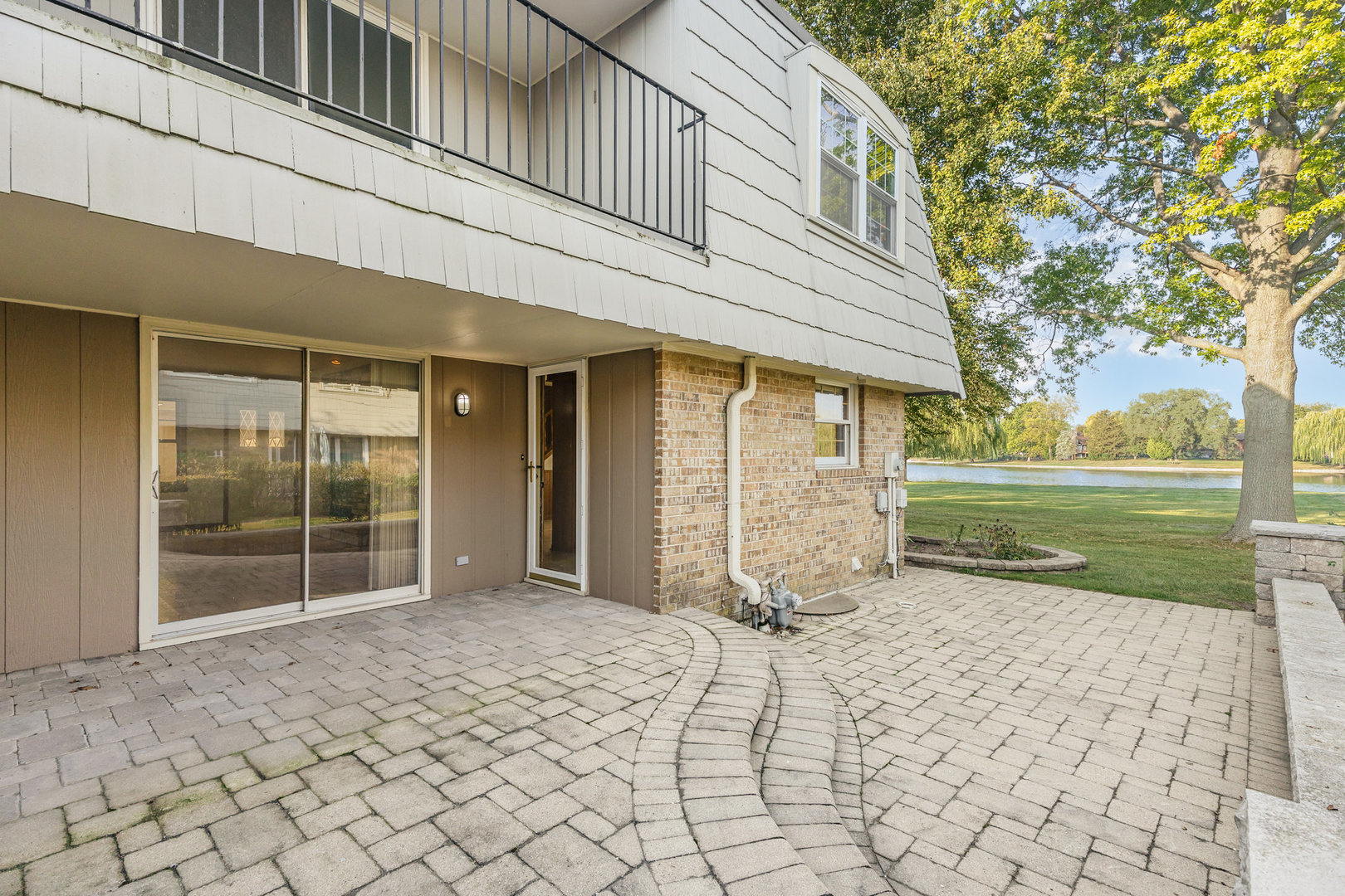 648 Dauphine Court #F, Elk Grove Village, IL 60007